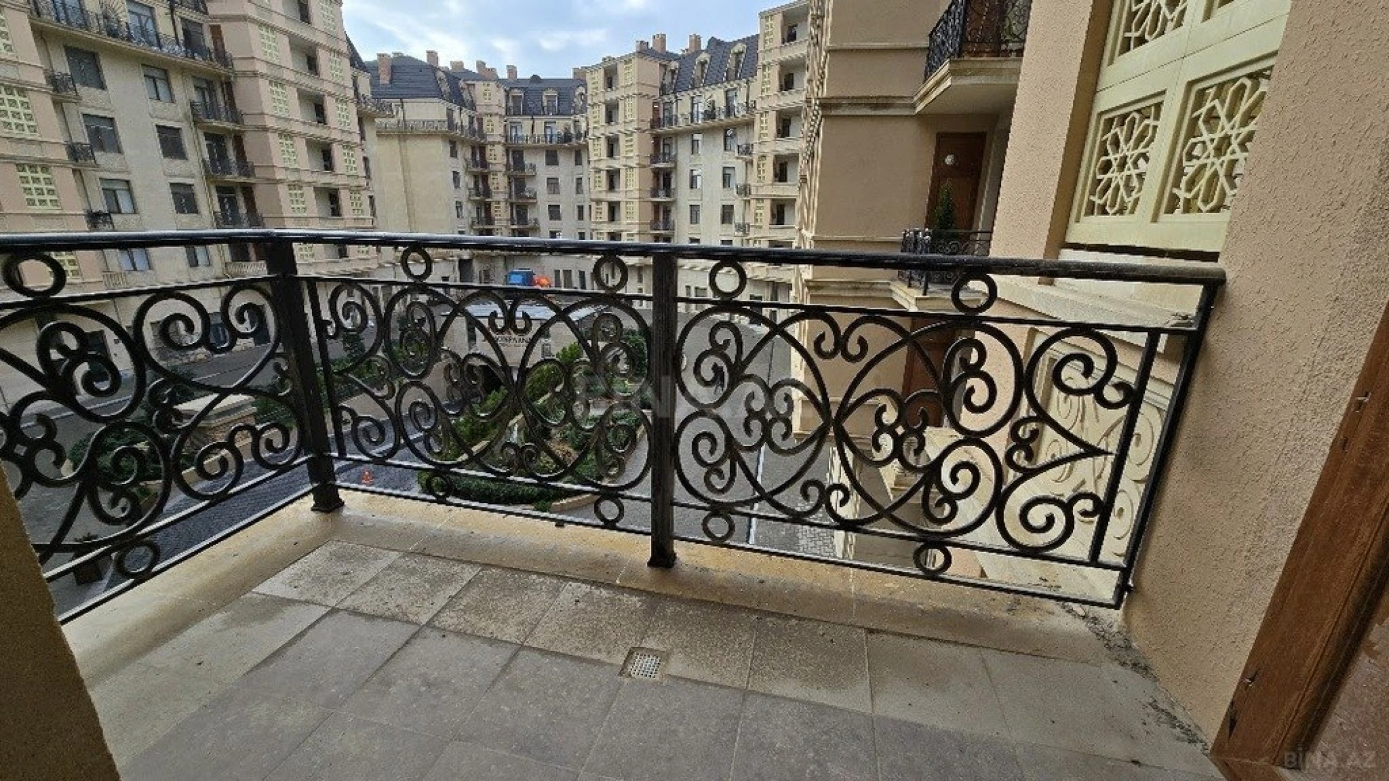 Satılır 4 otaqlı mənzil 209 m²