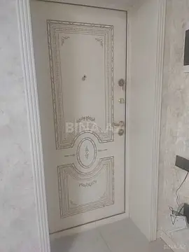 Satılır 4 otaqlı mənzil 180 m²