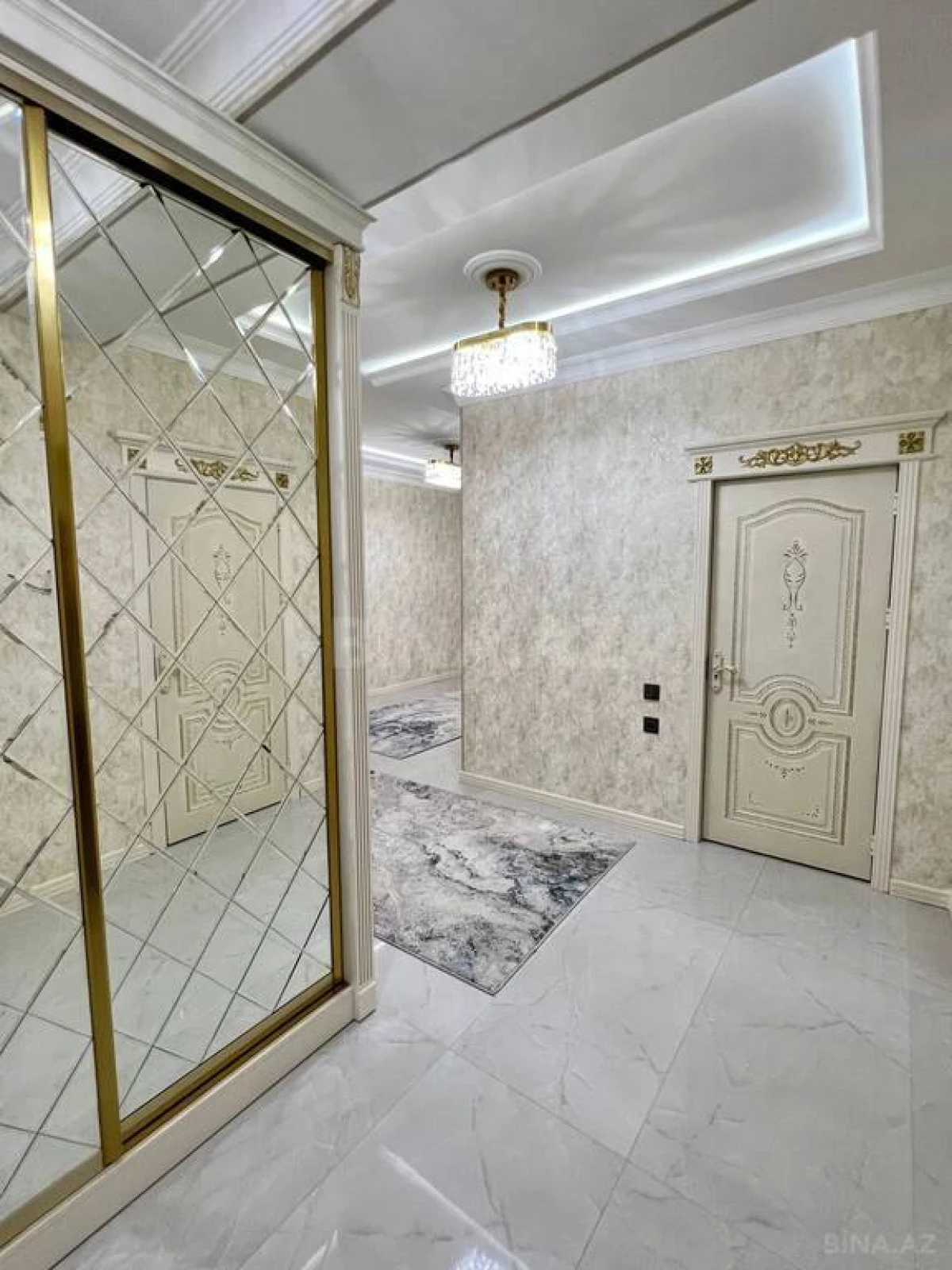 Satılır 4 otaqlı mənzil 180 m²