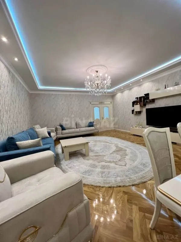 Satılır 4 otaqlı mənzil 180 m²
