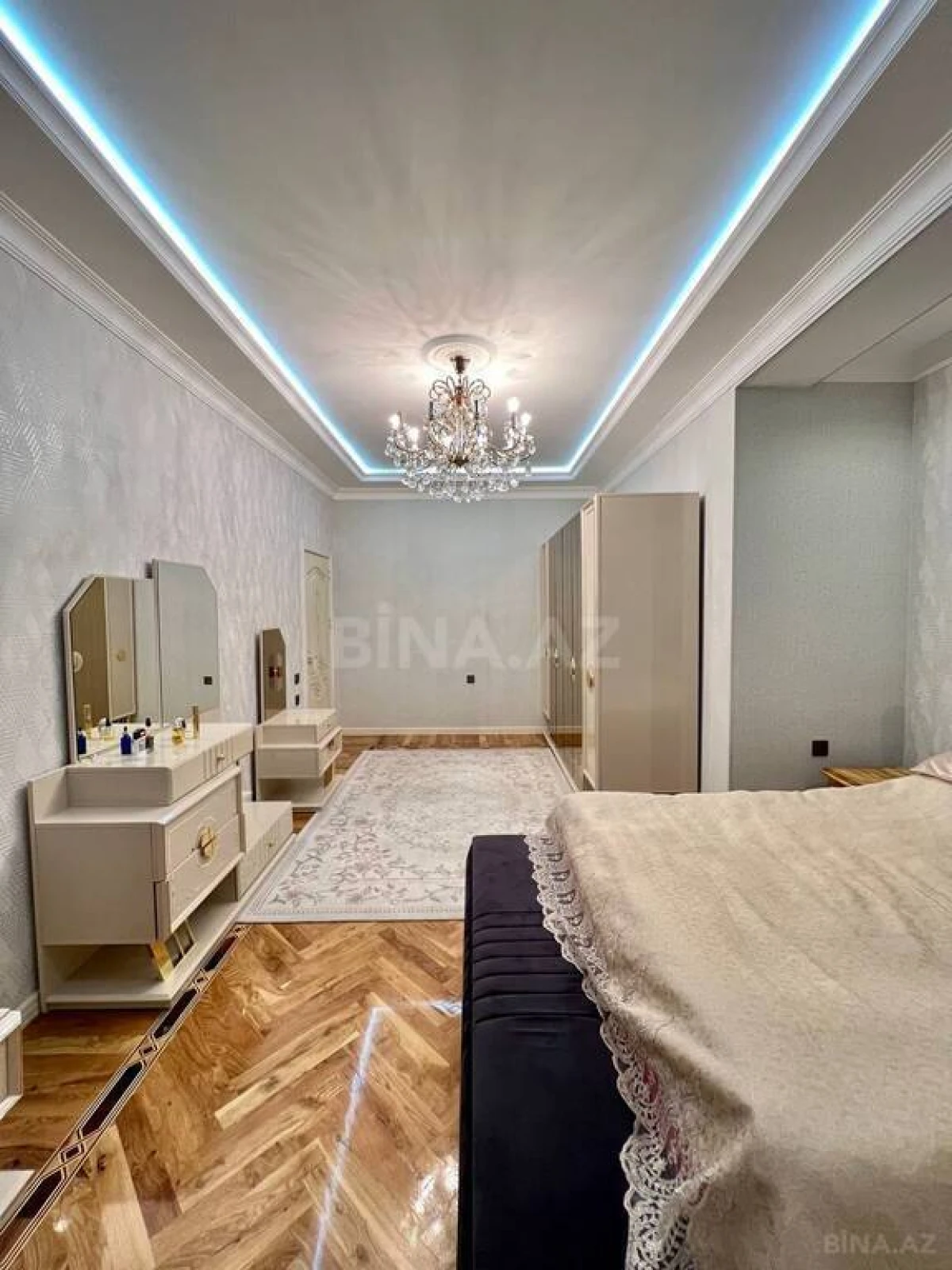 Satılır 4 otaqlı mənzil 180 m²