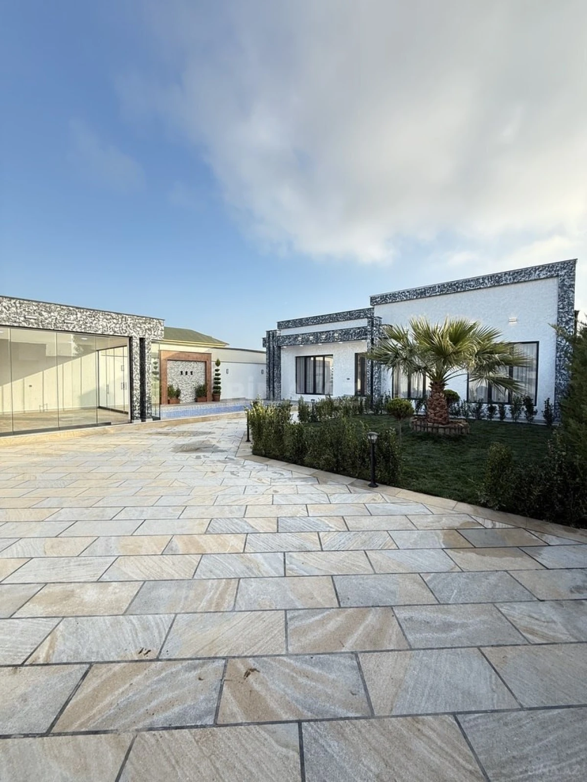 Satılır 5 otaqlı həyət evi 220 m²