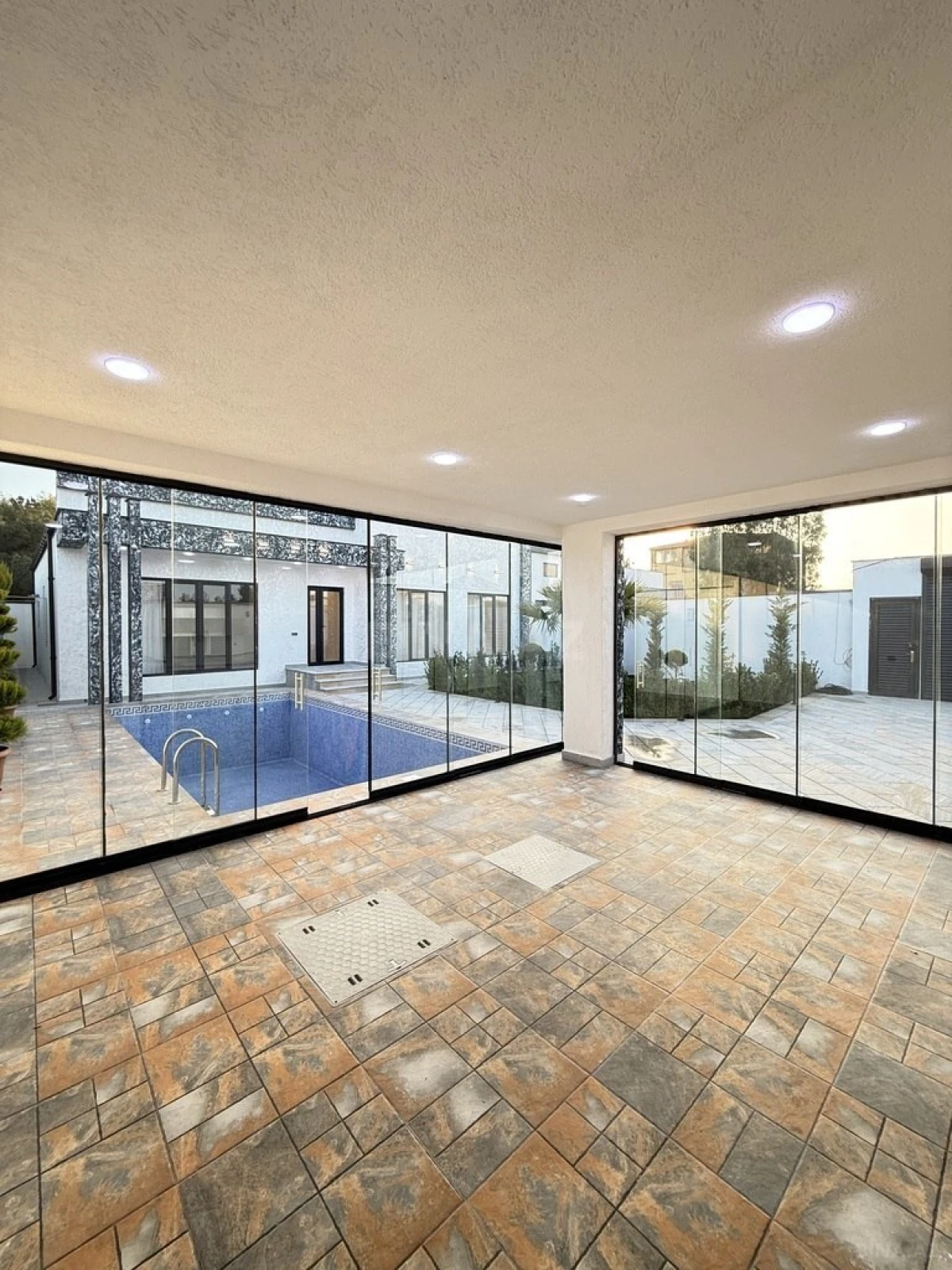 Satılır 5 otaqlı həyət evi 220 m²