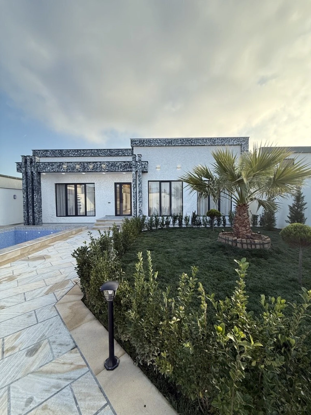 Satılır 5 otaqlı həyət evi 220 m²