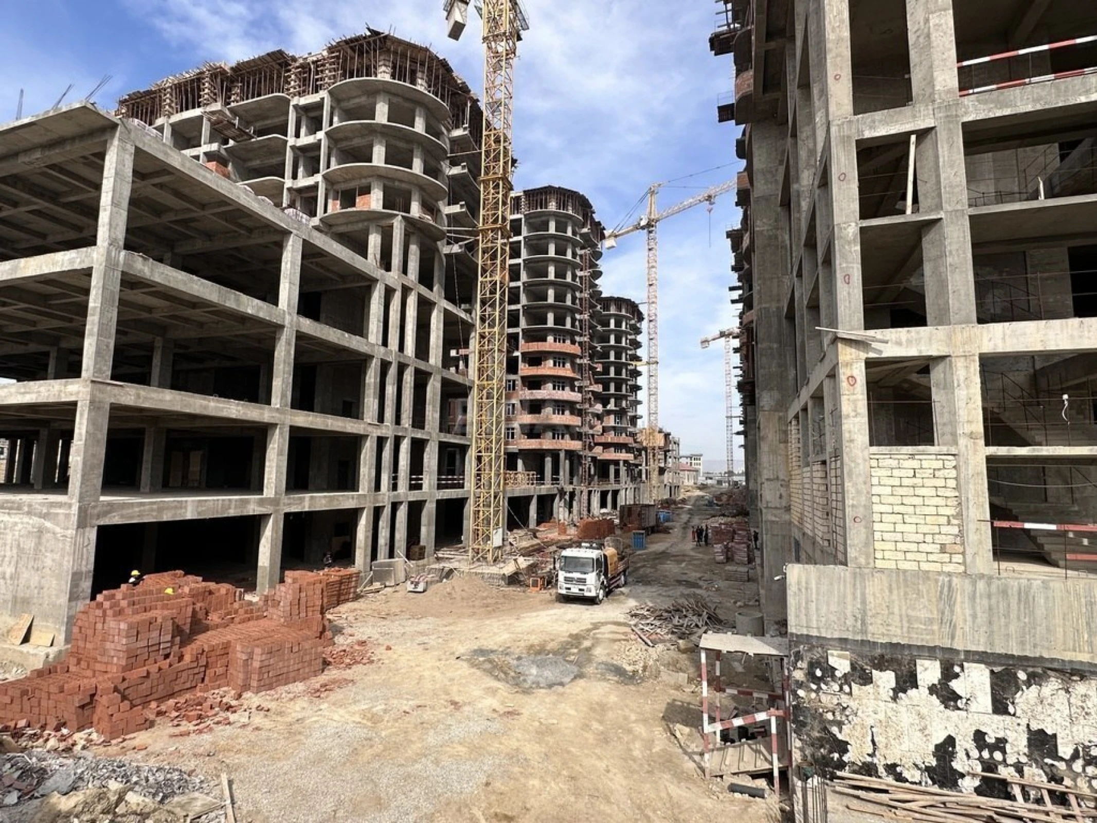 Satılır 2 otaqlı mənzil 79 m²