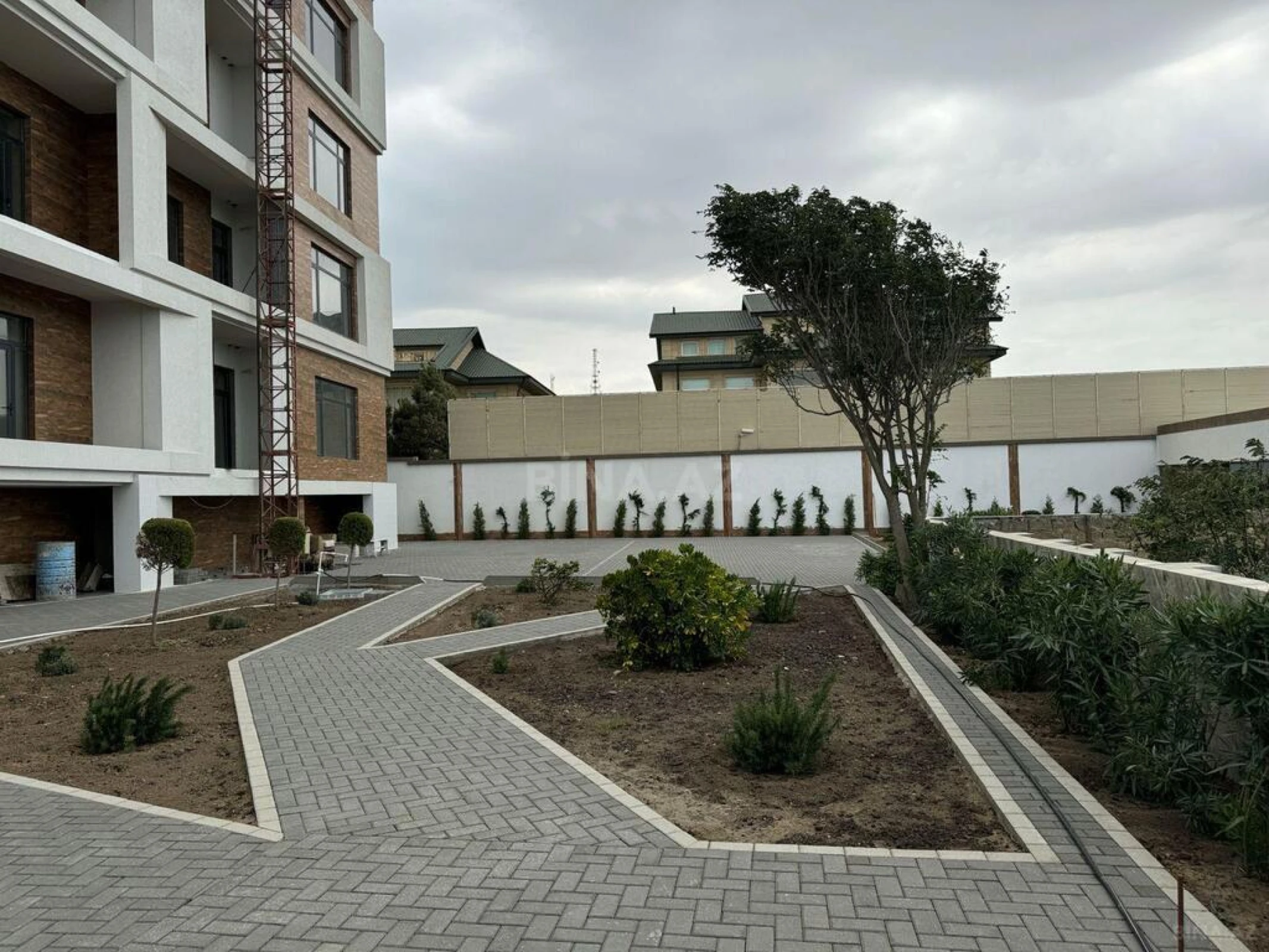 Satılır 3 otaqlı mənzil 131 m²