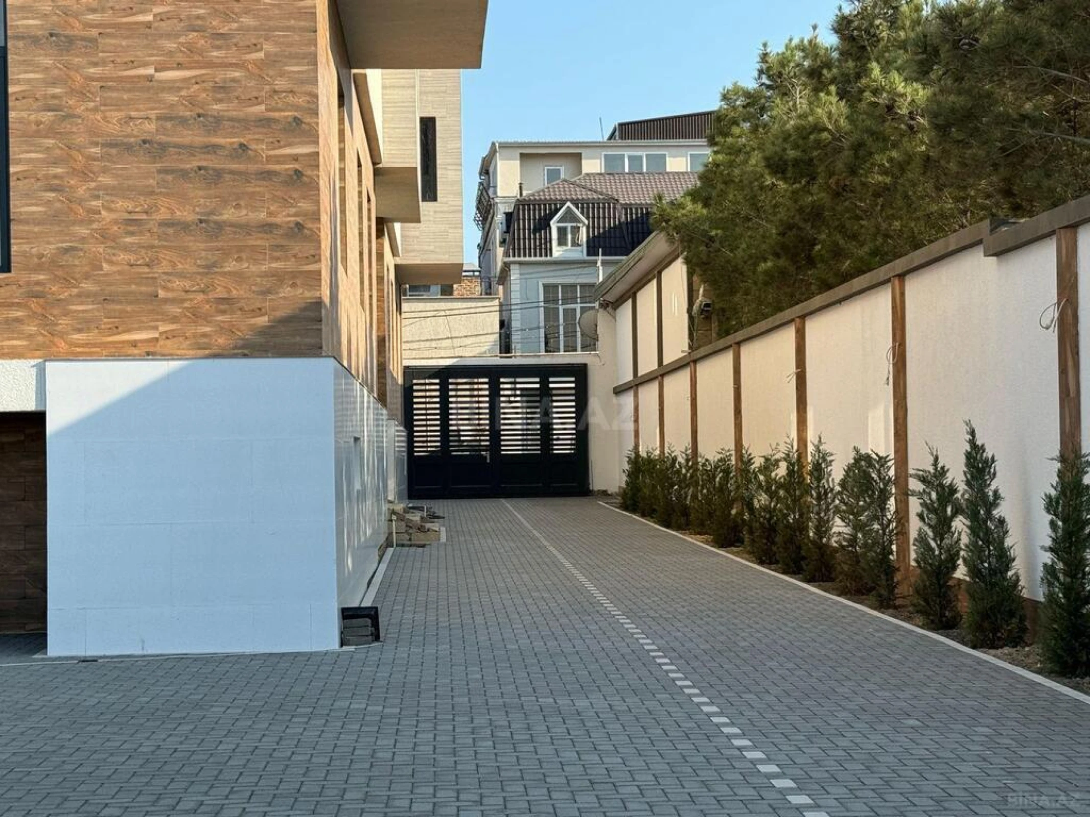 Satılır 3 otaqlı mənzil 131 m²