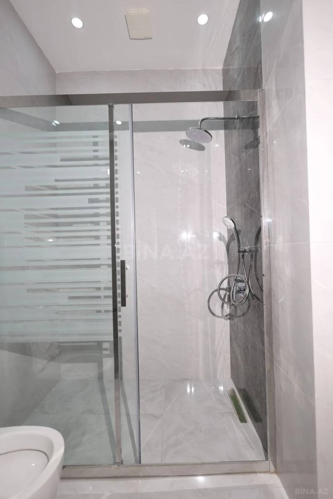 Satılır 2 otaqlı mənzil 104 m²