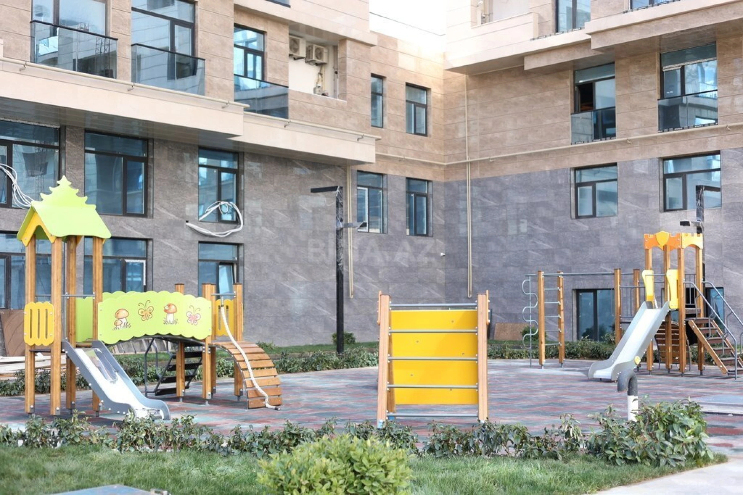 Satılır 2 otaqlı mənzil 104 m²