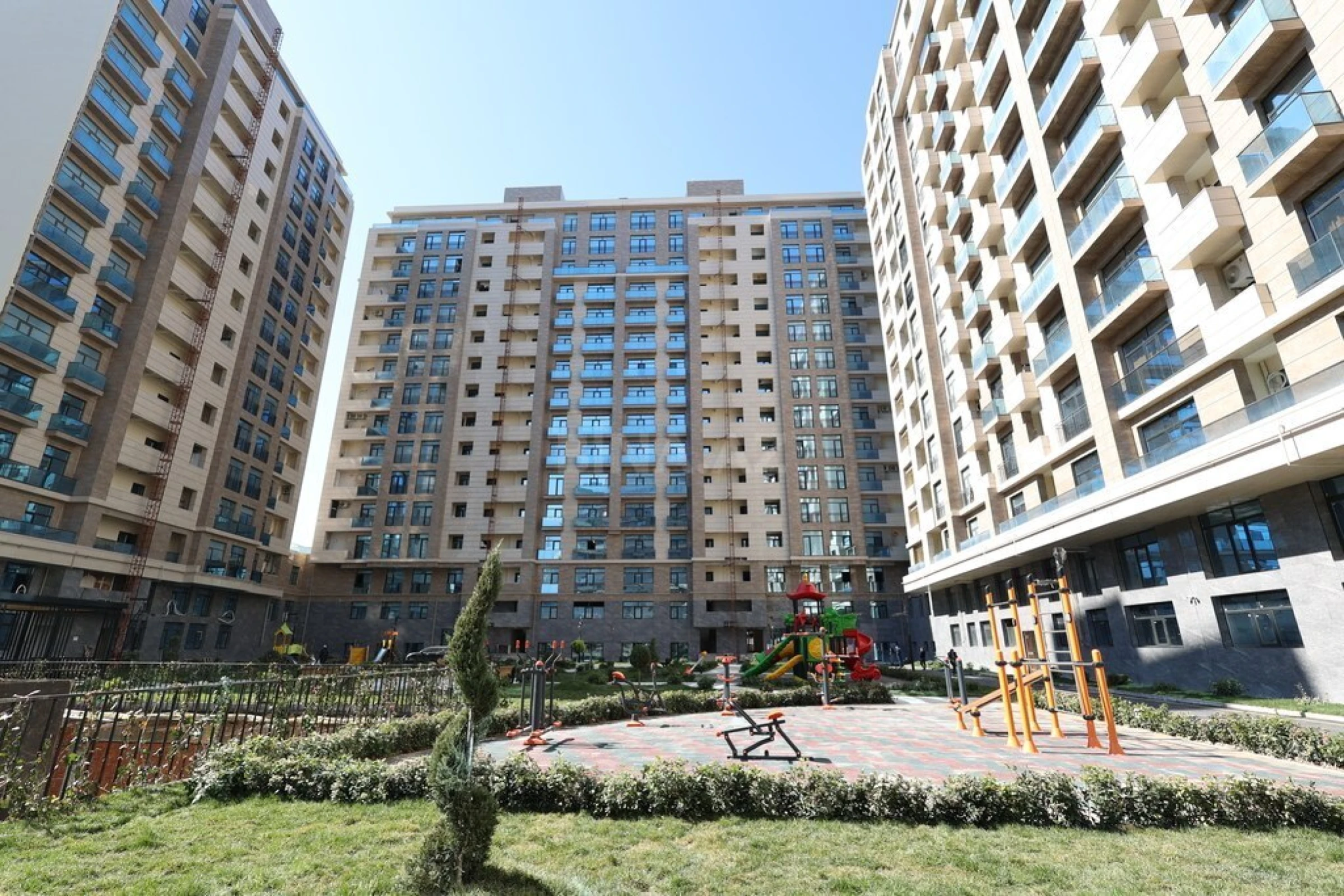 Satılır 2 otaqlı mənzil 104 m²