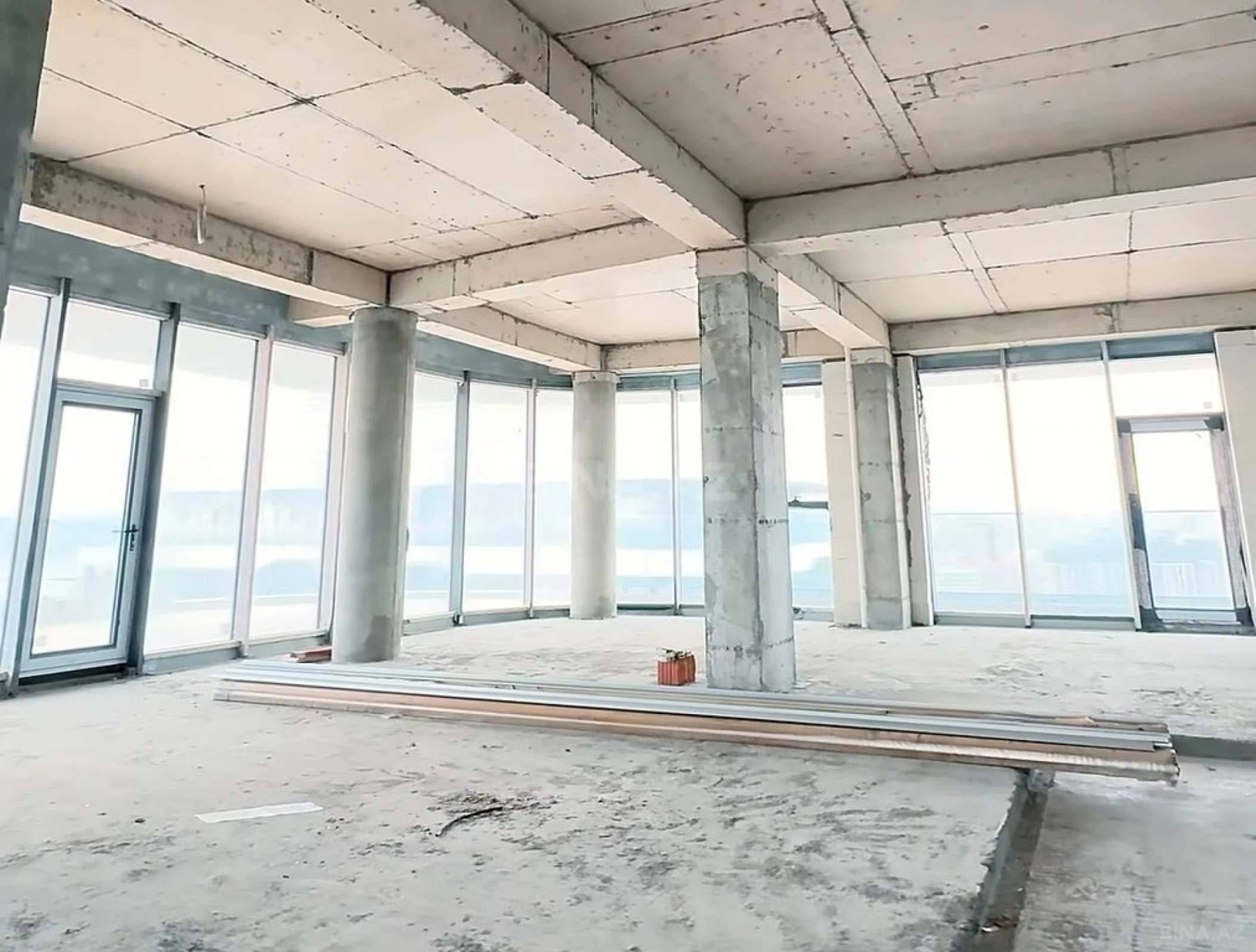 Satılır 4 otaqlı mənzil 225 m²