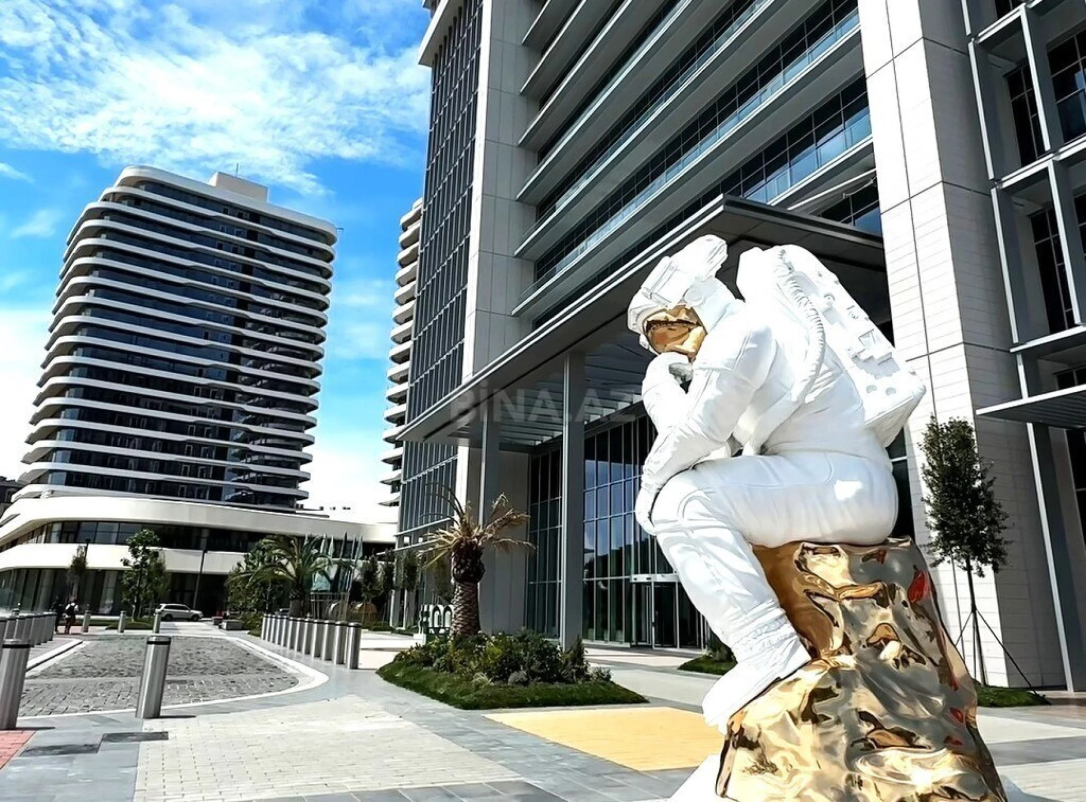 Satılır 4 otaqlı mənzil 225 m²