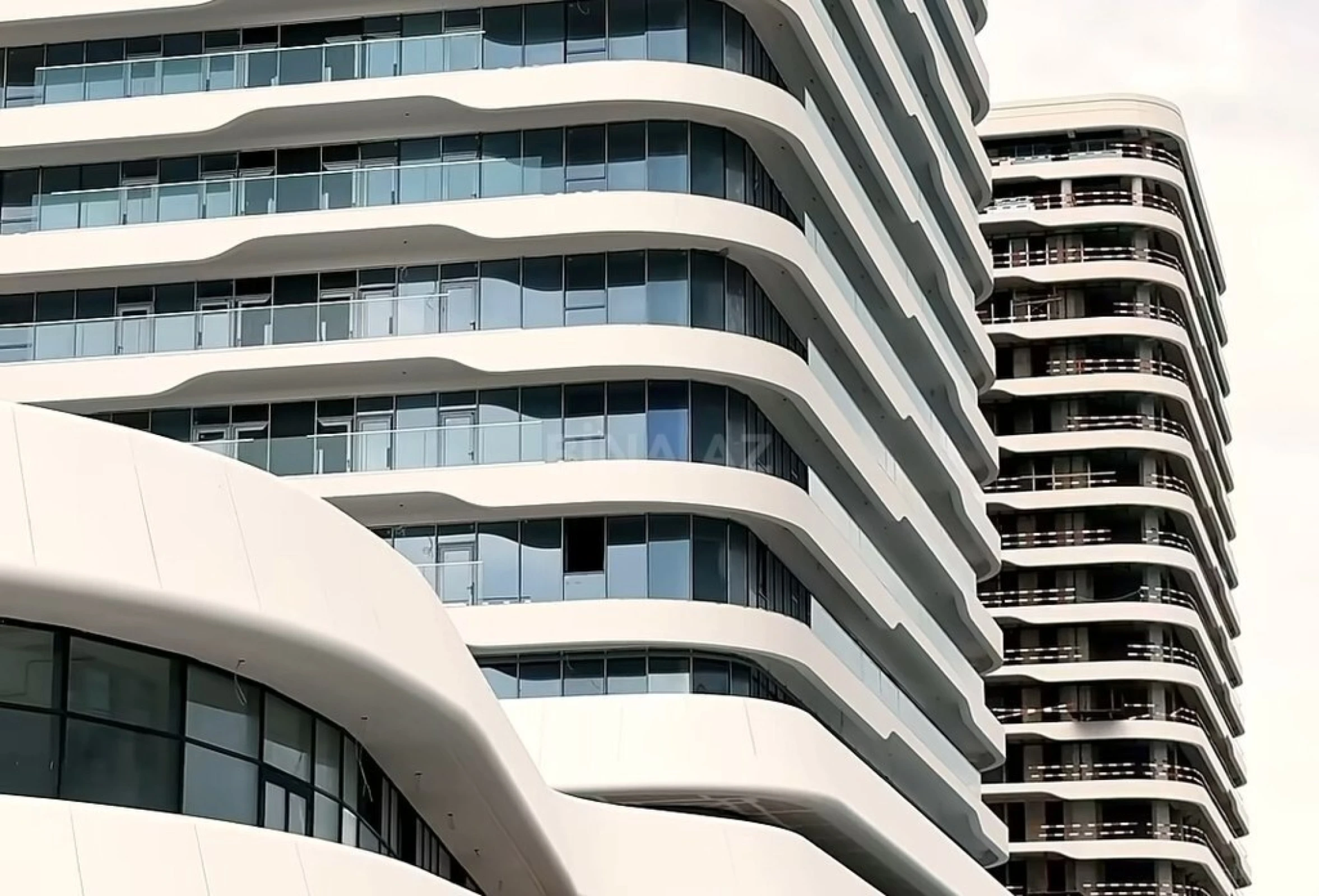 Satılır 4 otaqlı mənzil 225 m²