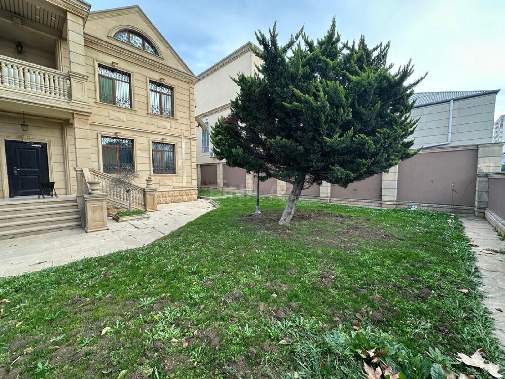 Satılır 5 otaqlı həyət evi 400 m²