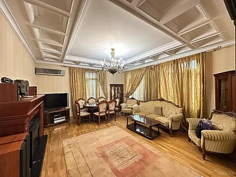 Satılır 5 otaqlı həyət evi 400 m²