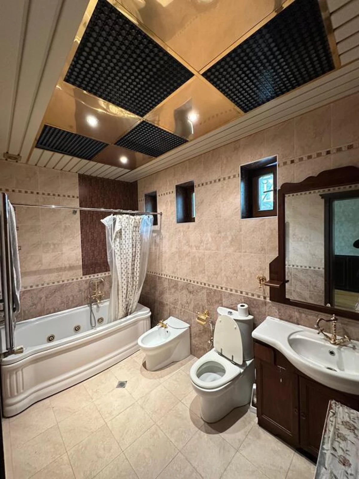 Satılır 5 otaqlı həyət evi 400 m²