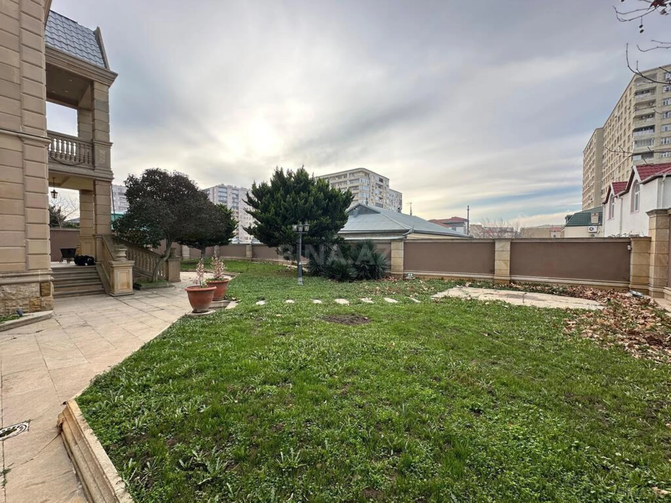 Satılır 5 otaqlı həyət evi 400 m²