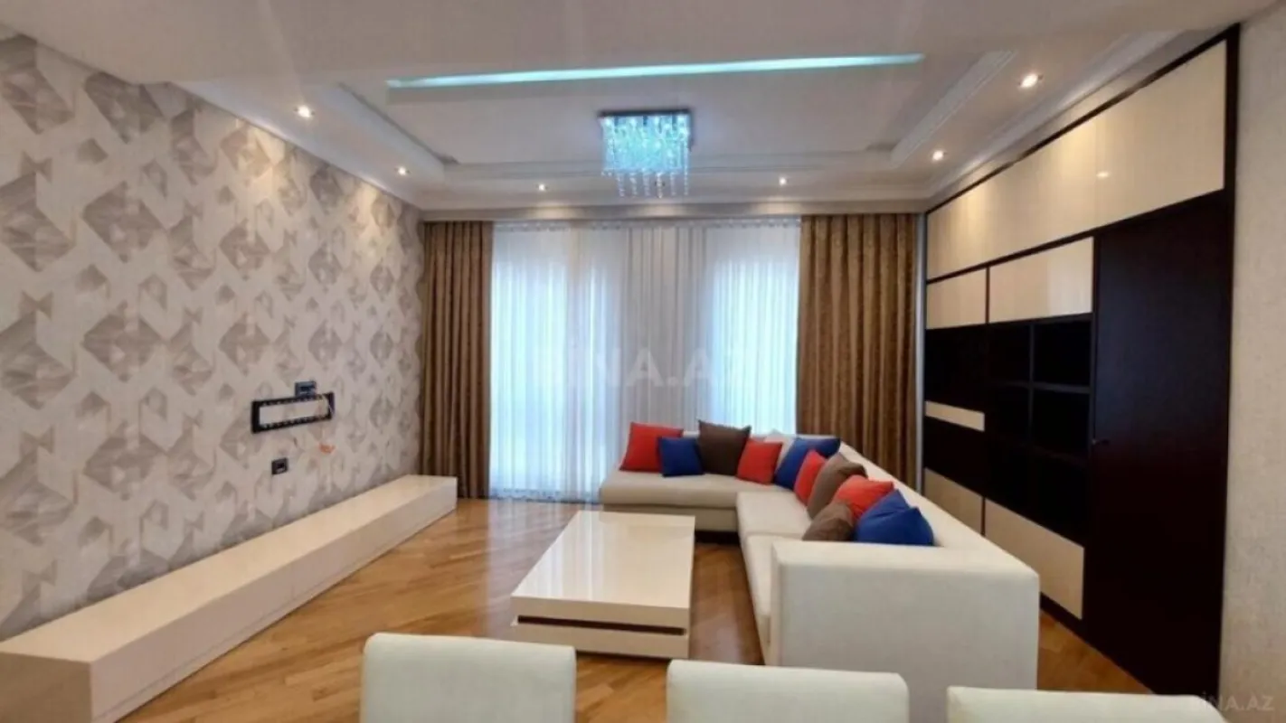 Satılır 3 otaqlı mənzil 135 m²