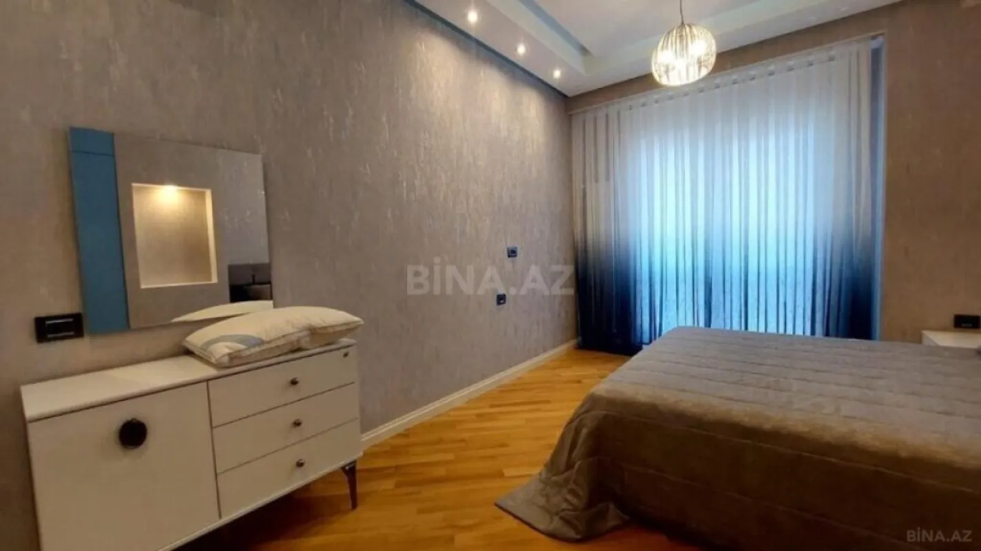 Satılır 3 otaqlı mənzil 135 m²