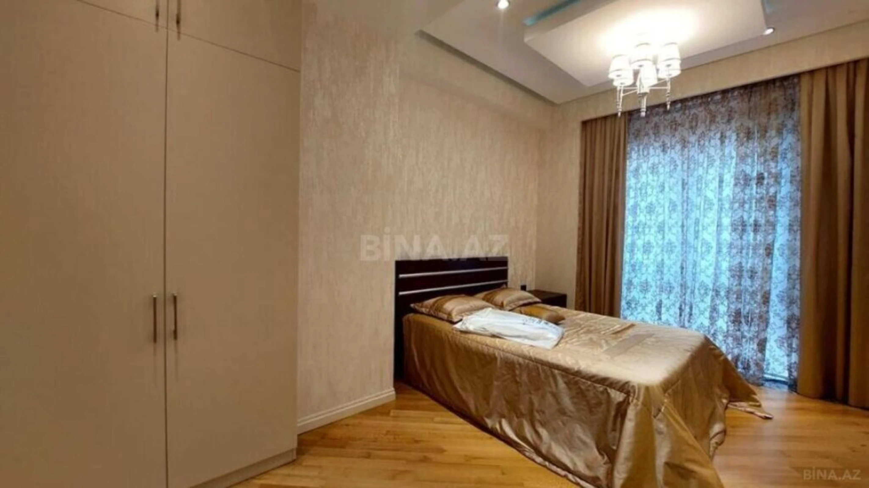 Satılır 3 otaqlı mənzil 135 m²
