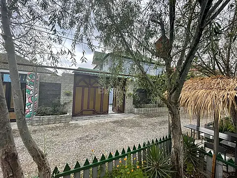 Satılır 6 otaqlı həyət evi 240 m²