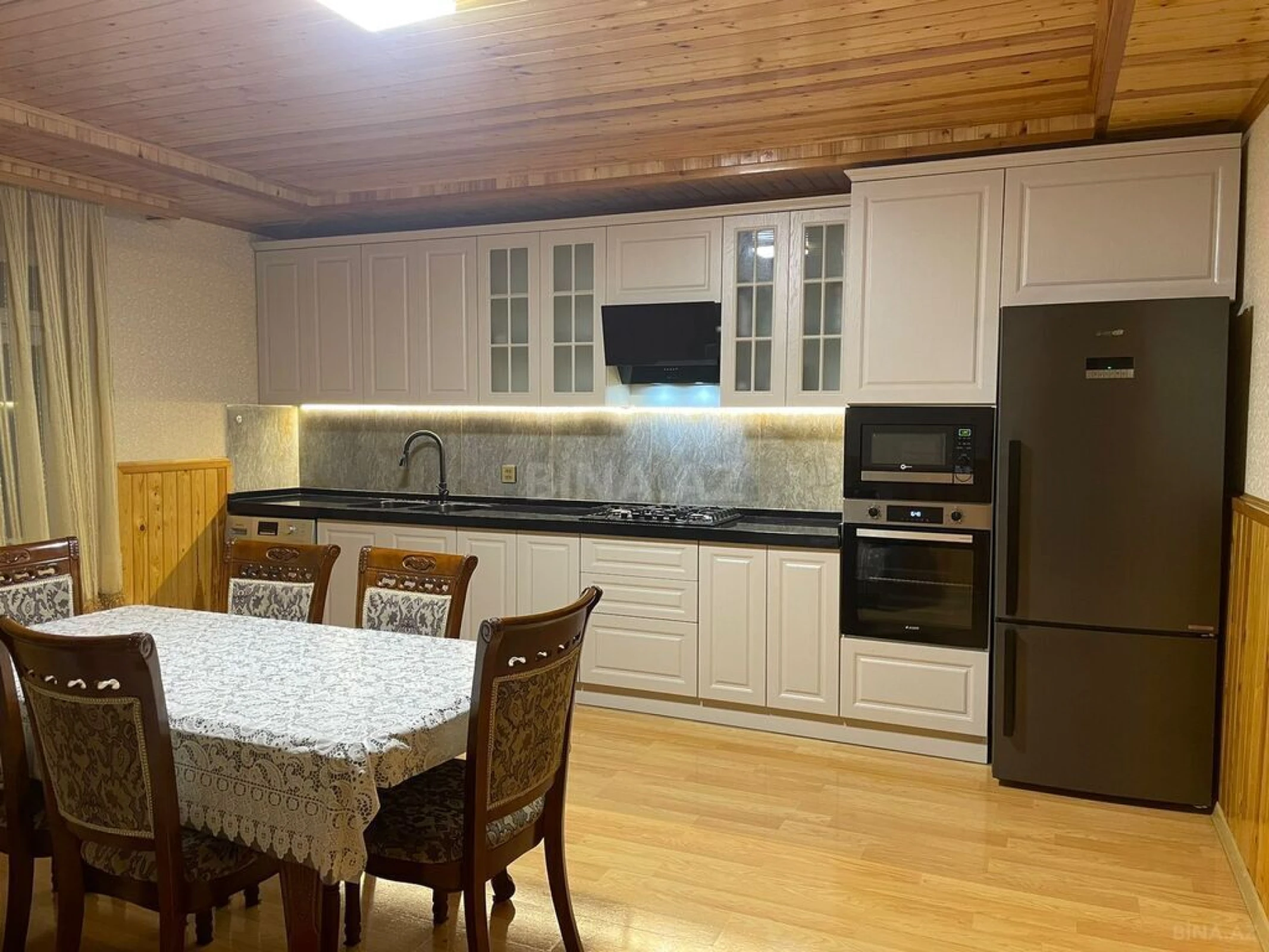 Satılır 6 otaqlı həyət evi 240 m²