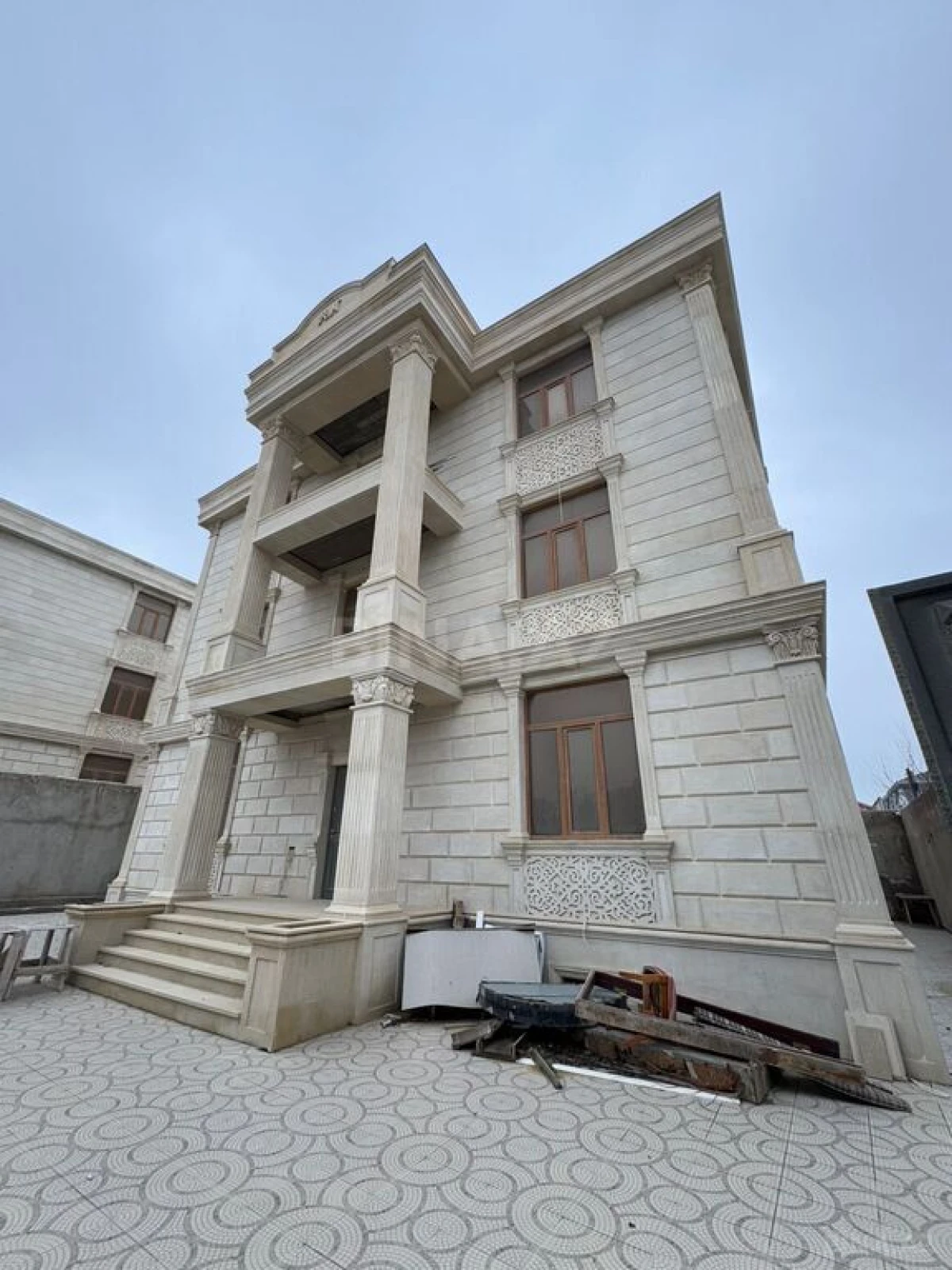 Satılır 8 otaqlı həyət evi 700 m²