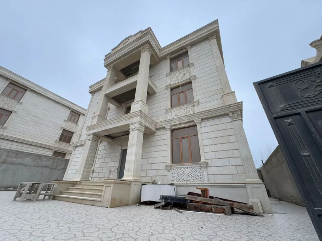 Satılır 8 otaqlı həyət evi 700 m²