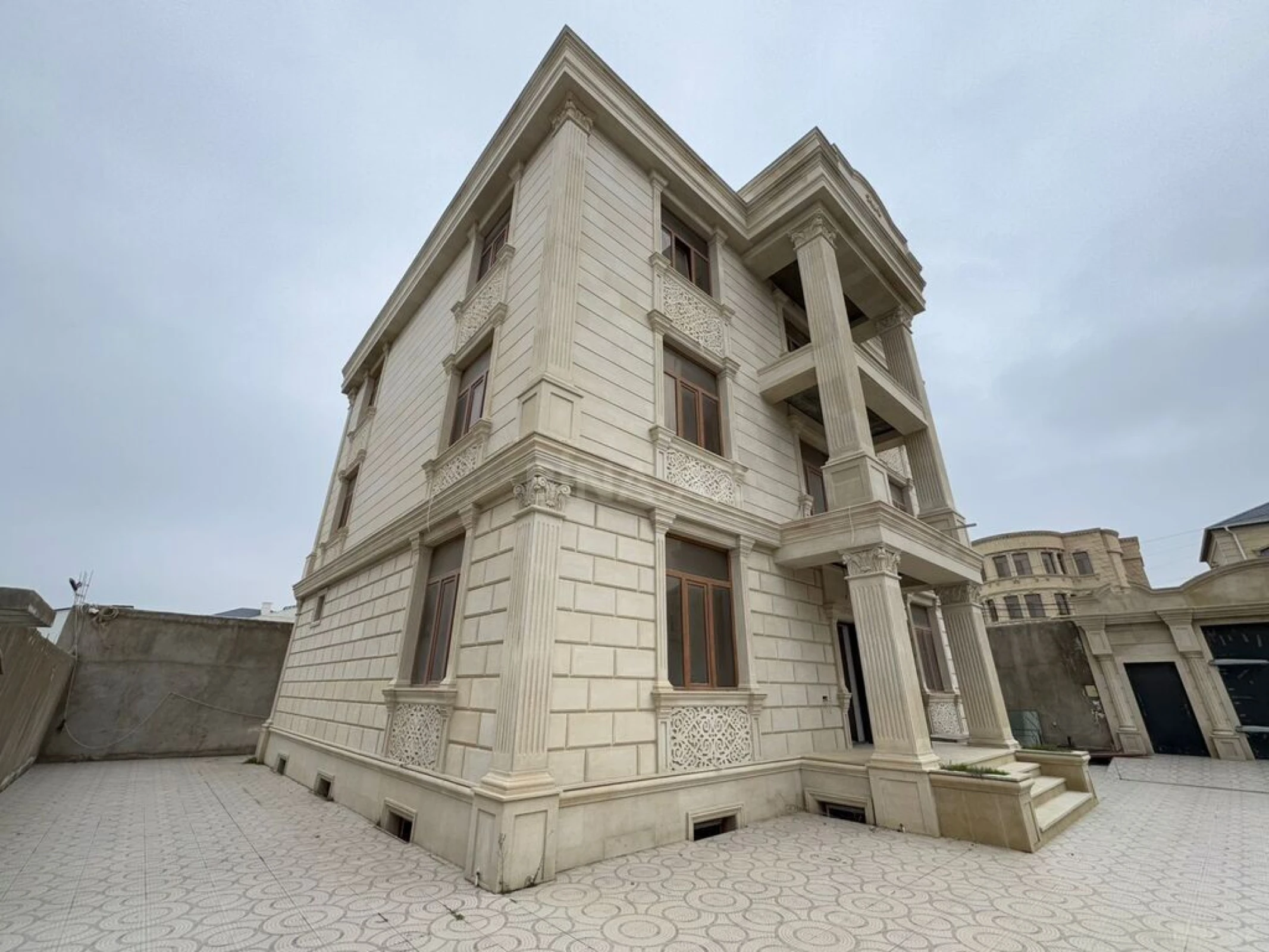 Satılır 8 otaqlı həyət evi 700 m²