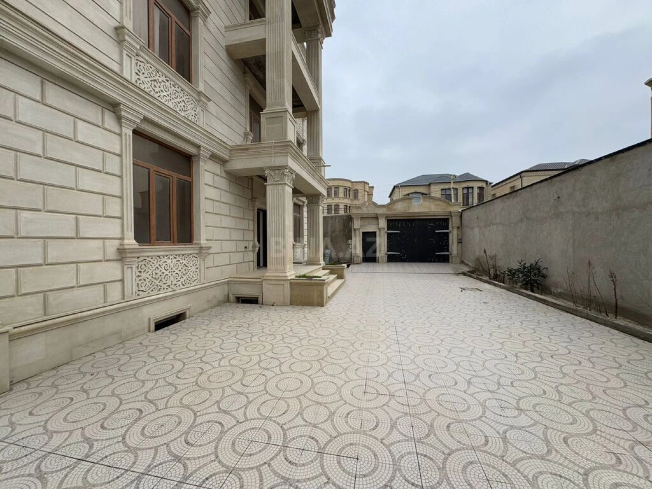 Satılır 8 otaqlı həyət evi 700 m²