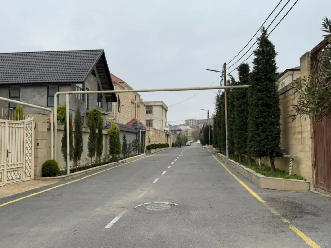 Satılır 8 otaqlı həyət evi 700 m²