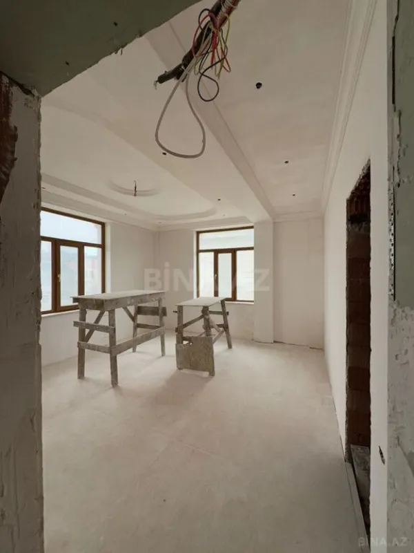 Satılır 8 otaqlı həyət evi 700 m²