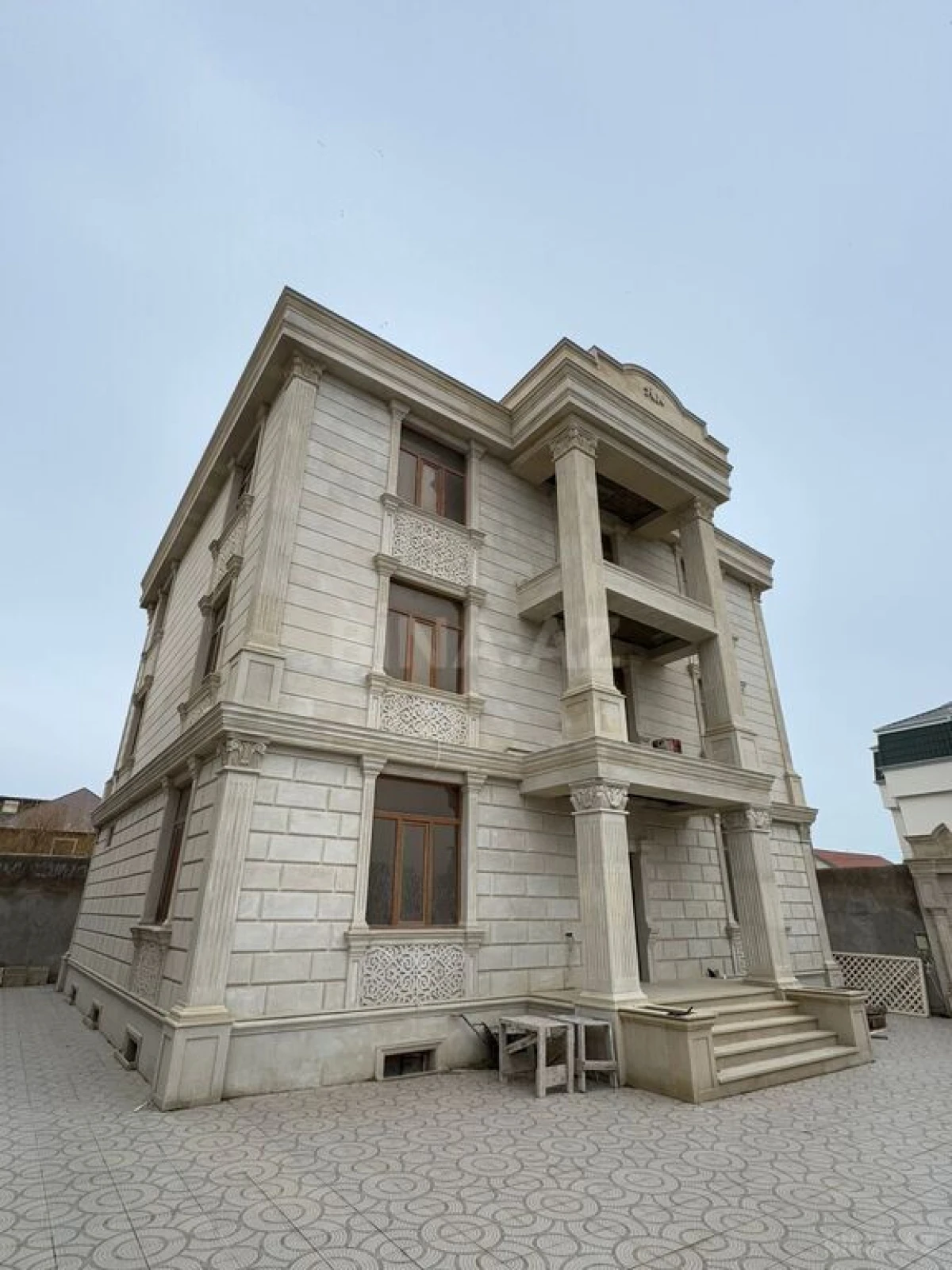 Satılır 8 otaqlı həyət evi 700 m²