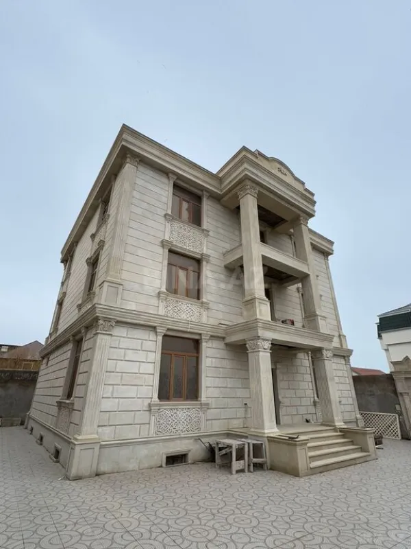 Satılır 8 otaqlı həyət evi 700 m²