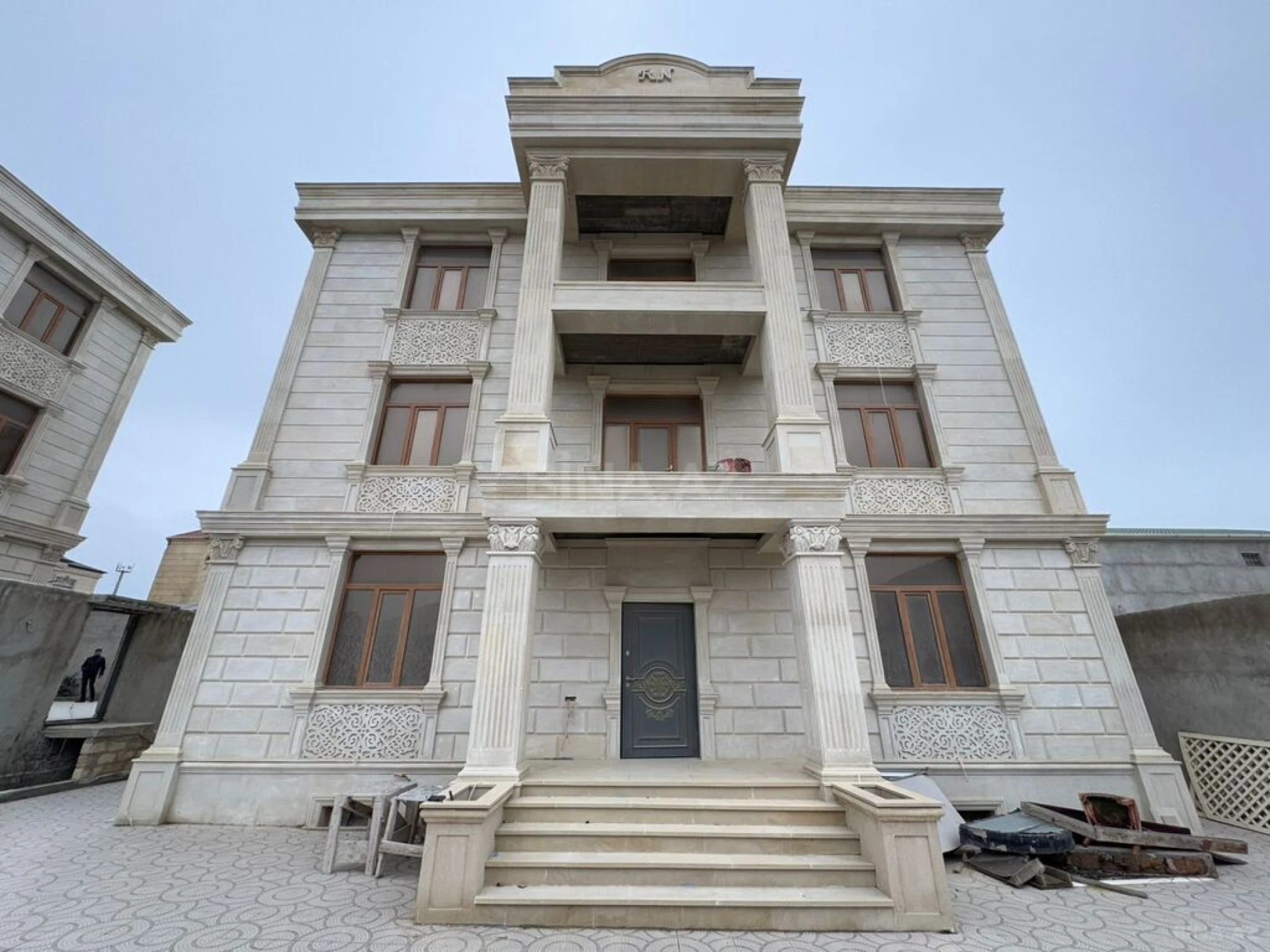 Satılır 8 otaqlı həyət evi 700 m²
