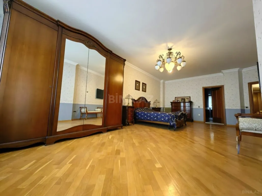 Satılır 4 otaqlı mənzil 245 m²