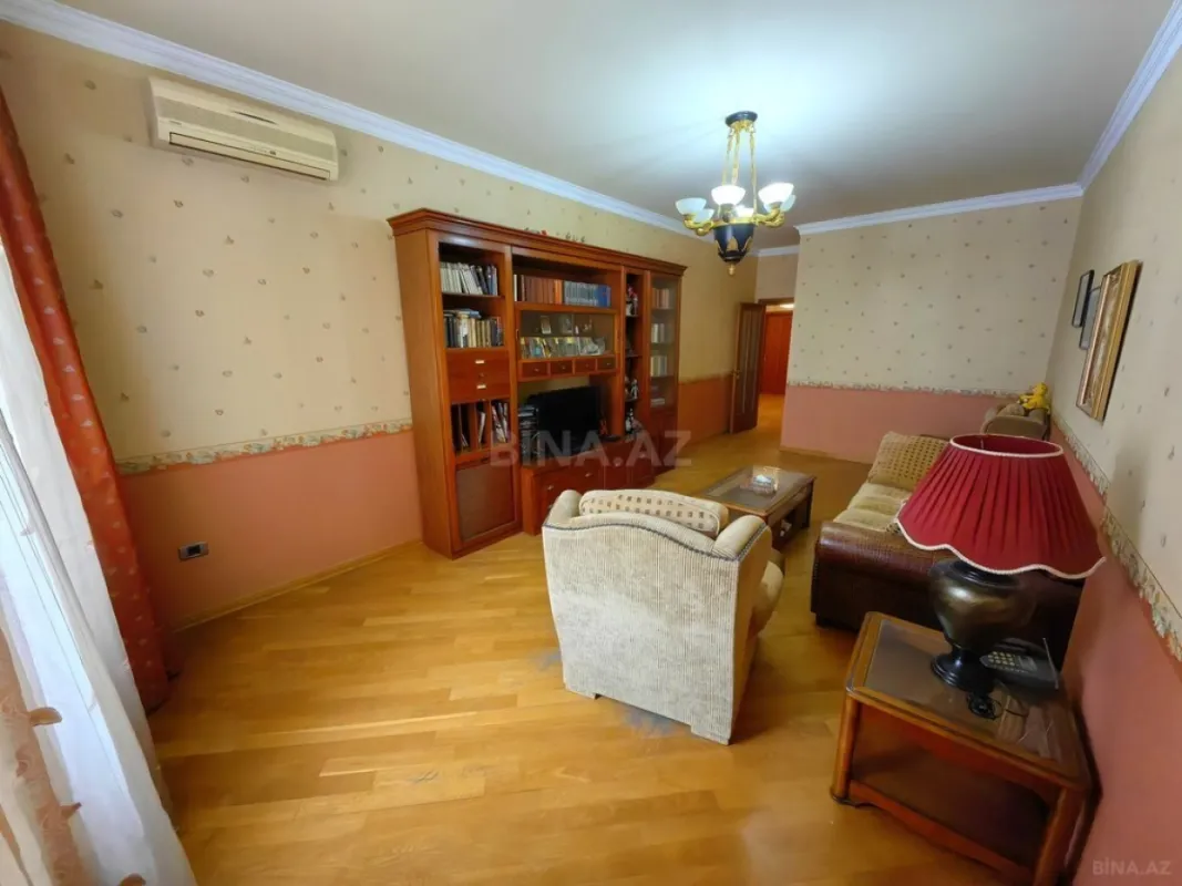 Satılır 4 otaqlı mənzil 245 m²