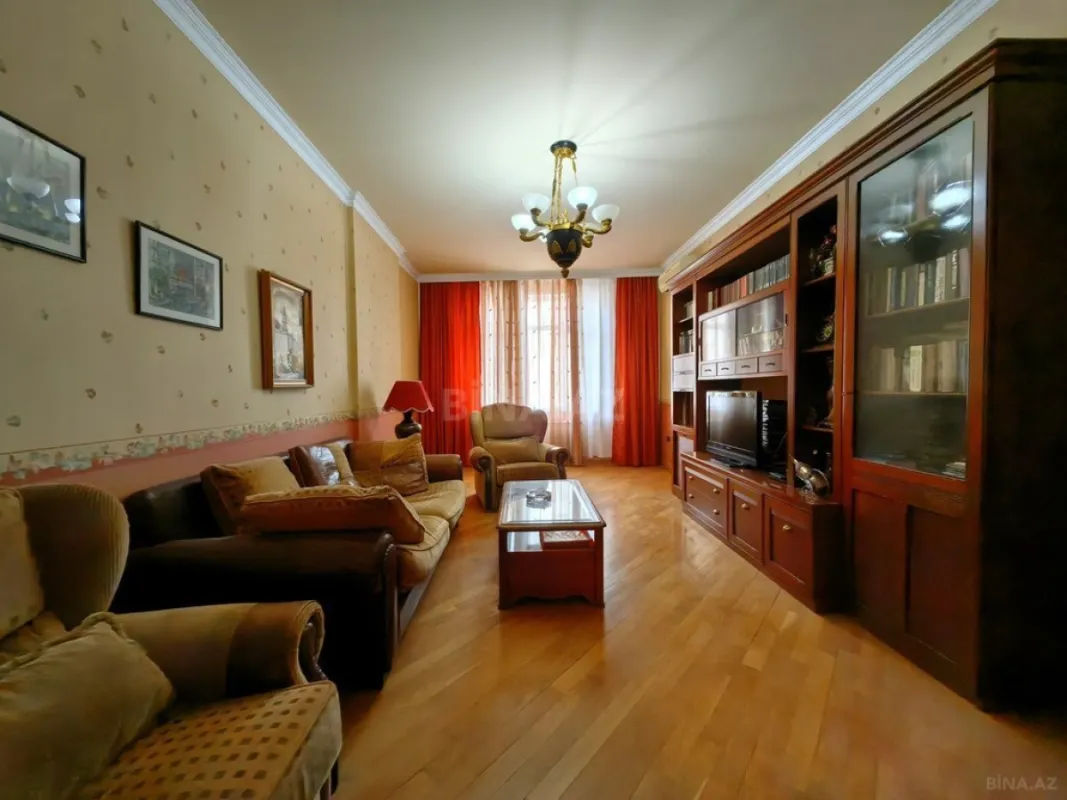Satılır 4 otaqlı mənzil 245 m²