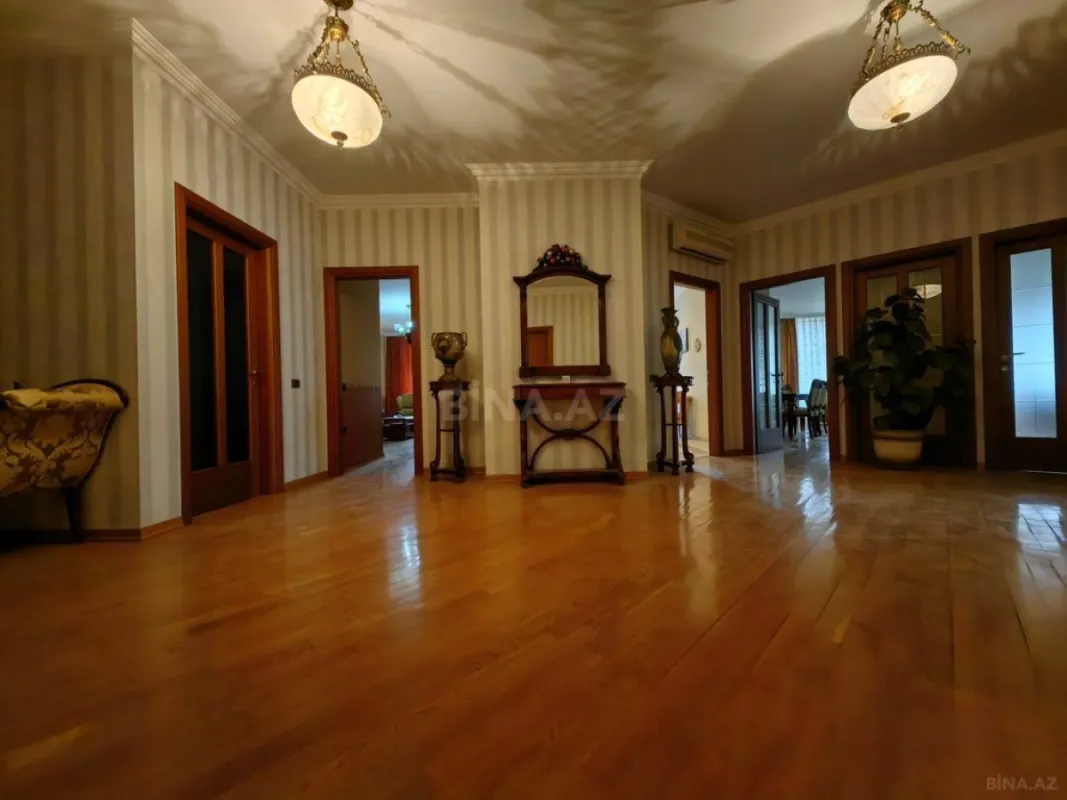 Satılır 4 otaqlı mənzil 245 m²