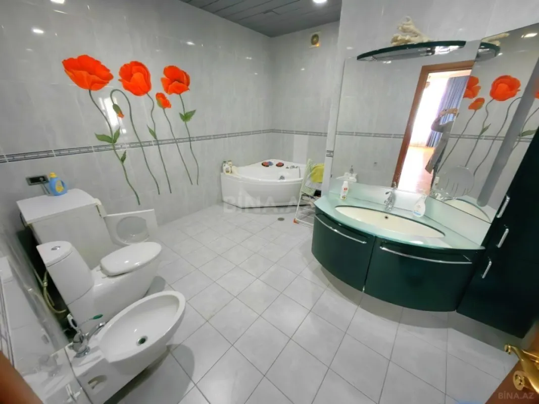 Satılır 4 otaqlı mənzil 245 m²