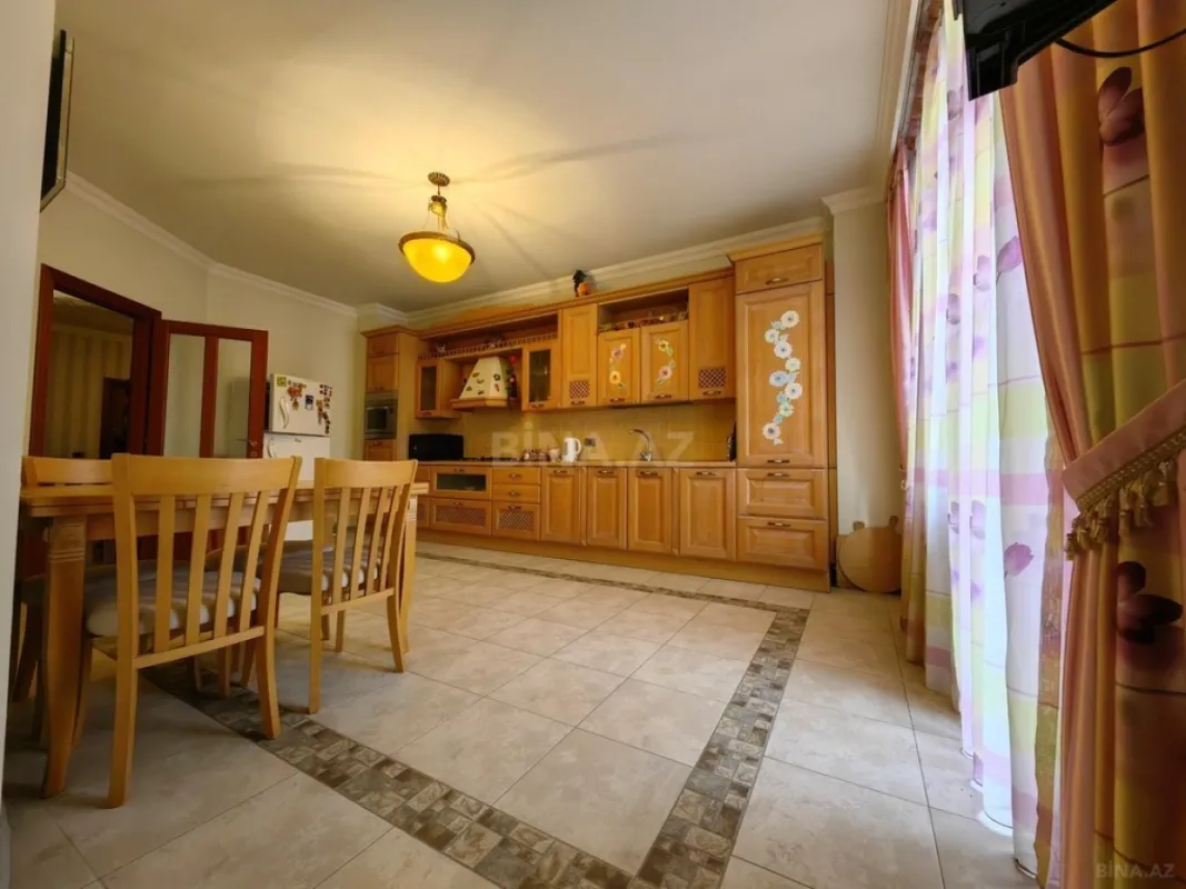 Satılır 4 otaqlı mənzil 245 m²