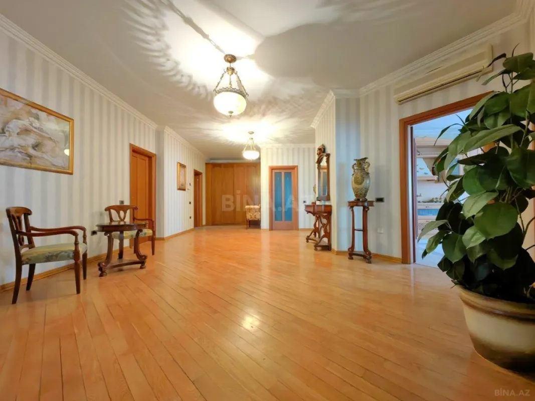 Satılır 4 otaqlı mənzil 245 m²