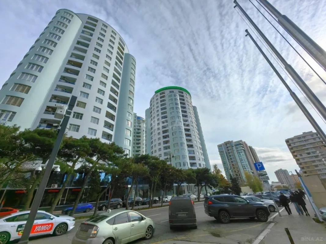 Satılır 4 otaqlı mənzil 245 m²