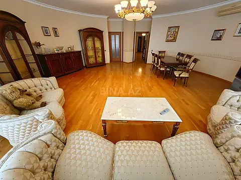 Satılır 4 otaqlı mənzil 245 m²