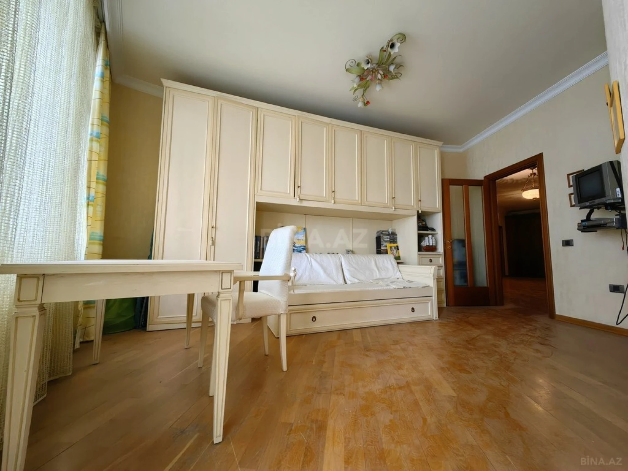 Satılır 4 otaqlı mənzil 245 m²