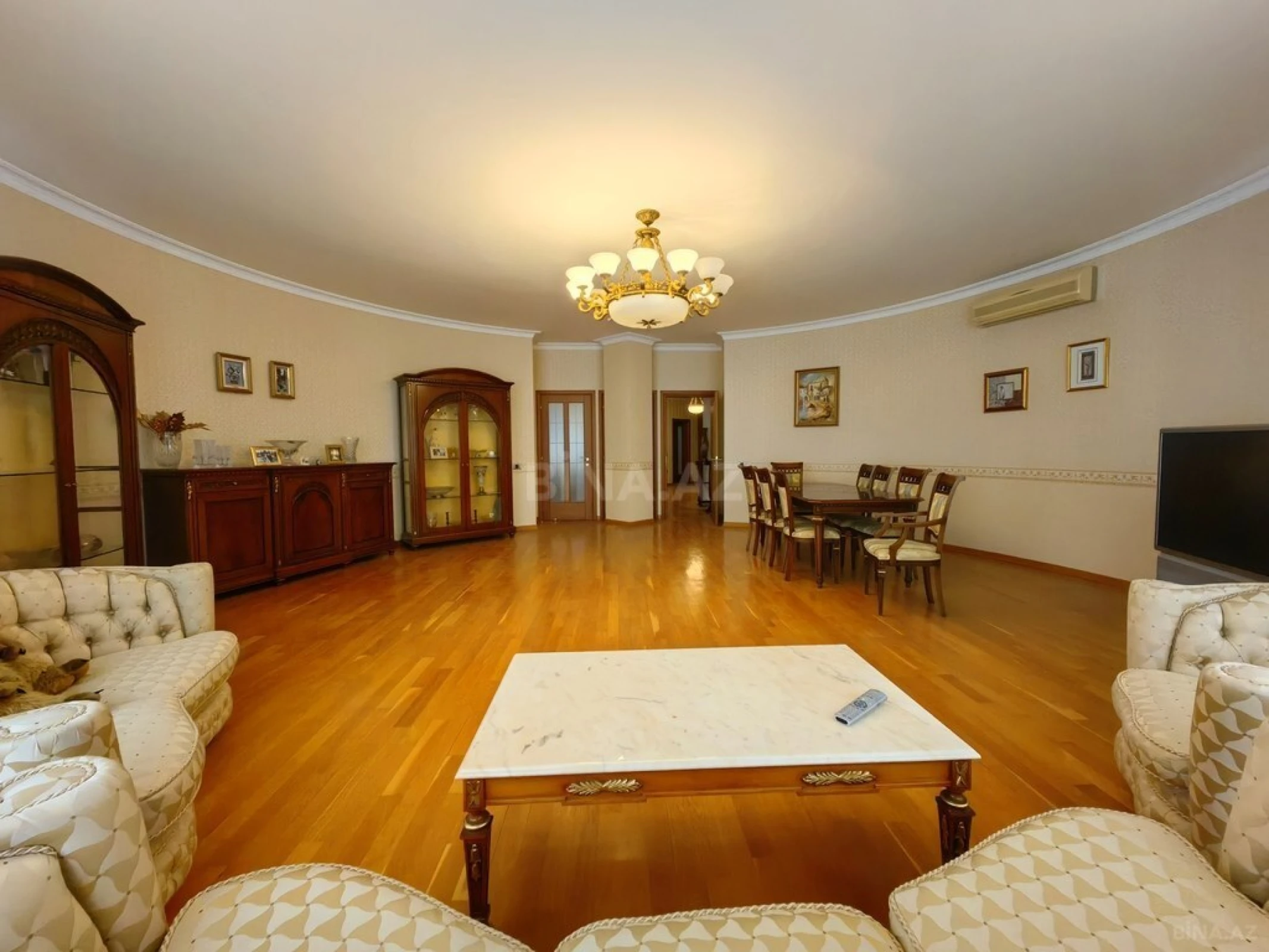 Satılır 4 otaqlı mənzil 245 m²