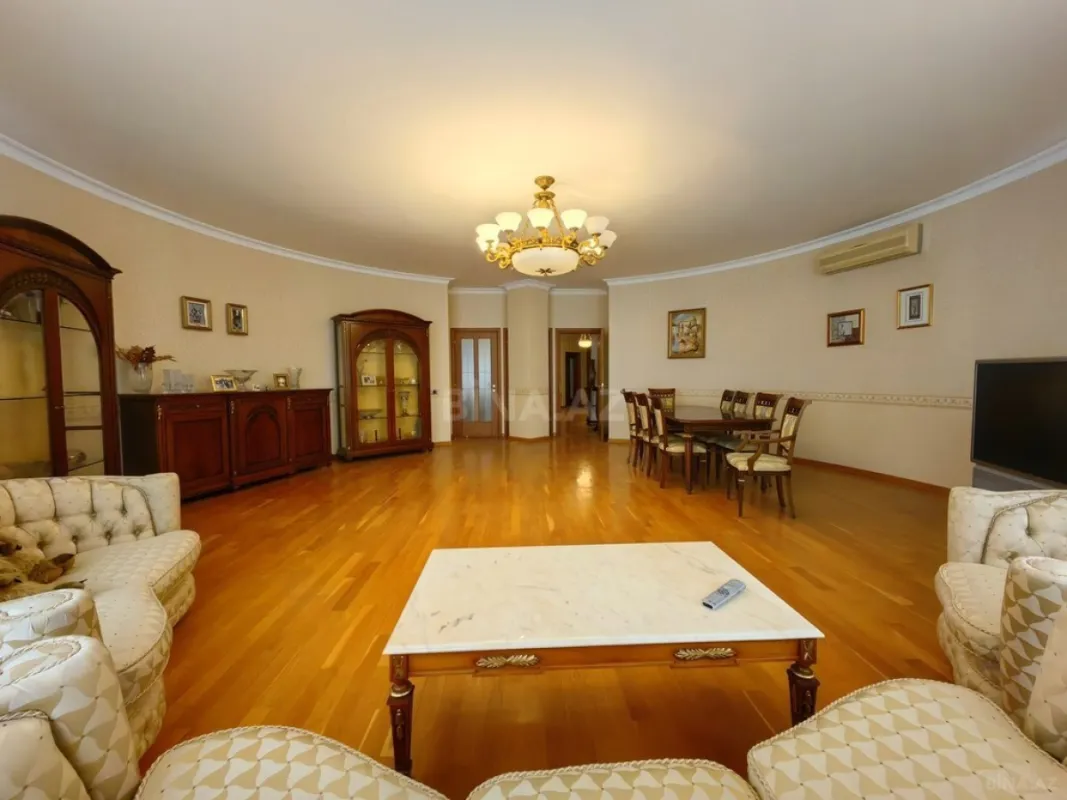 Satılır 4 otaqlı mənzil 245 m²
