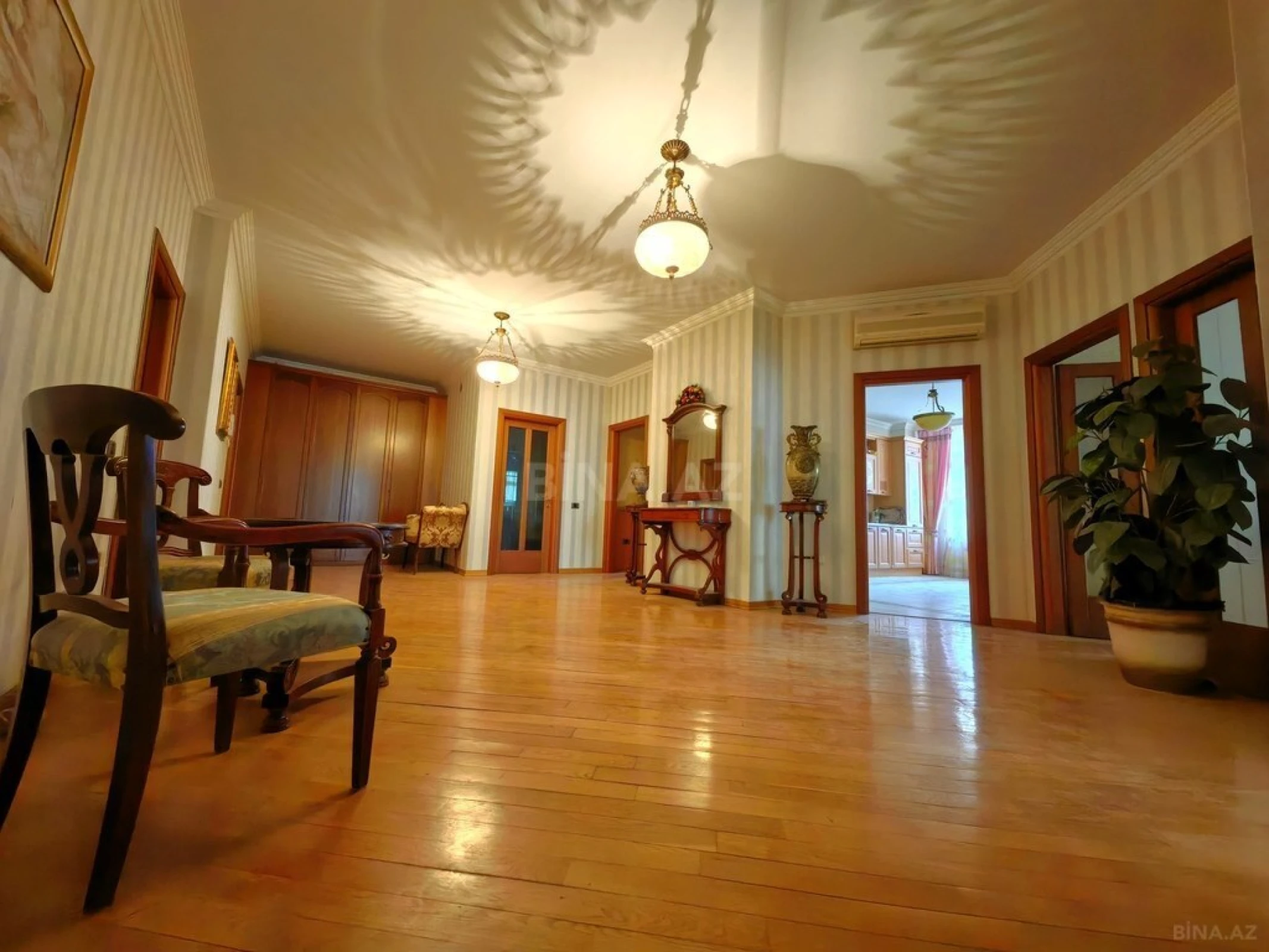 Satılır 4 otaqlı mənzil 245 m²