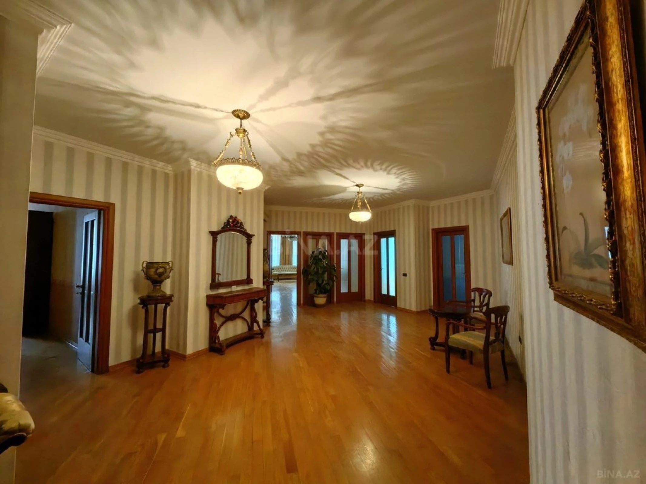 Satılır 4 otaqlı mənzil 245 m²