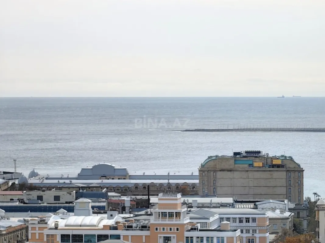 Satılır 4 otaqlı mənzil 245 m²